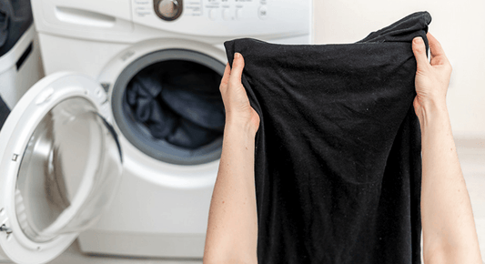 Weisse Flecken auf dunkler Wäsche: so entfernst du die Rückstände! - bluu - Die Waschsensation