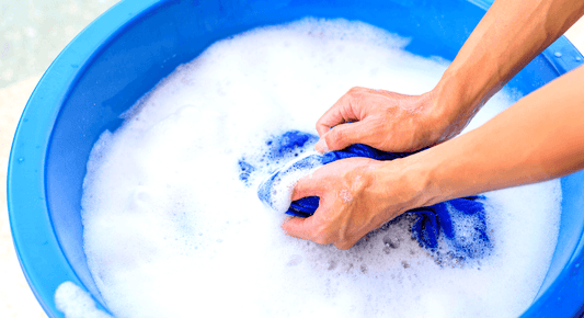 So geht Handwäsche richtig: In sechs Schritten zur sauberen Wäsche - bluu - Die Waschsensation