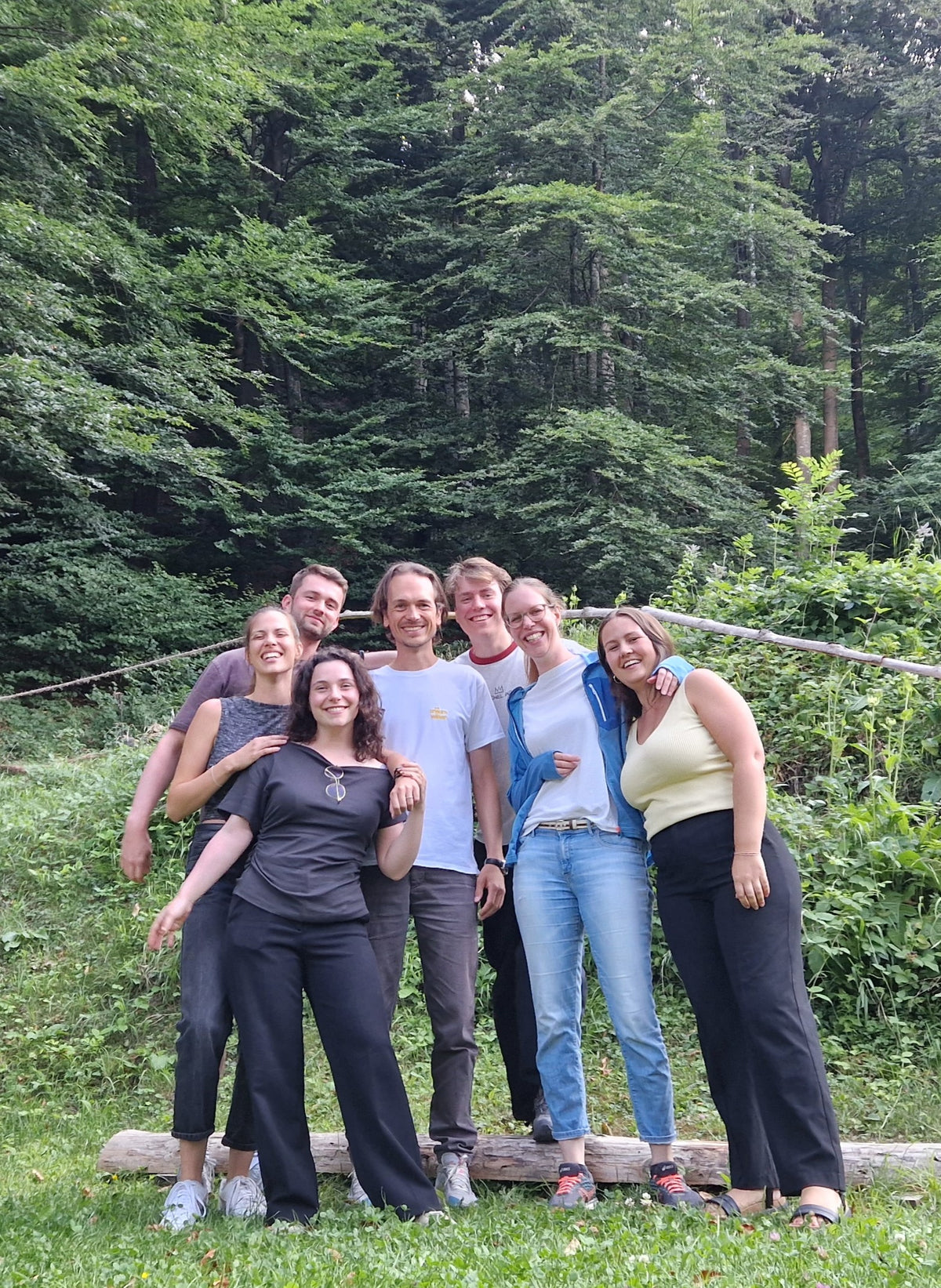 Gruppe von sechs Personen im Wald