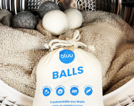 bluu balls Trocknerbälle mit Stoffbeutel auf einer Wolldecke