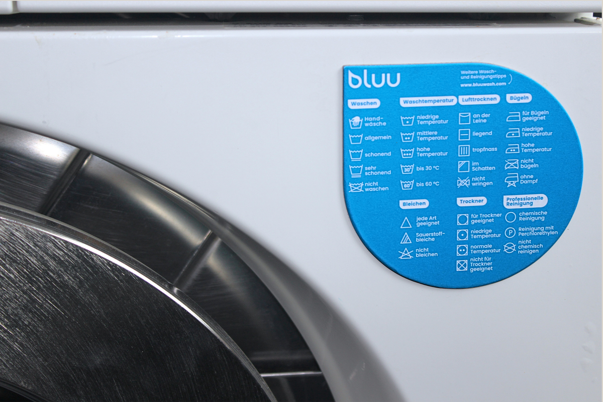 bluu Wash Guide Magnet an der Waschmaschine