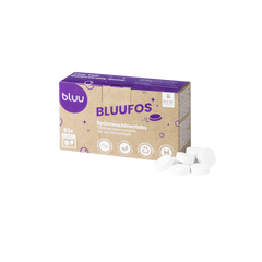 Bluufos Spülmaschinentabs in der violett-braunen Verpackung, davor mehrere lose Tabs